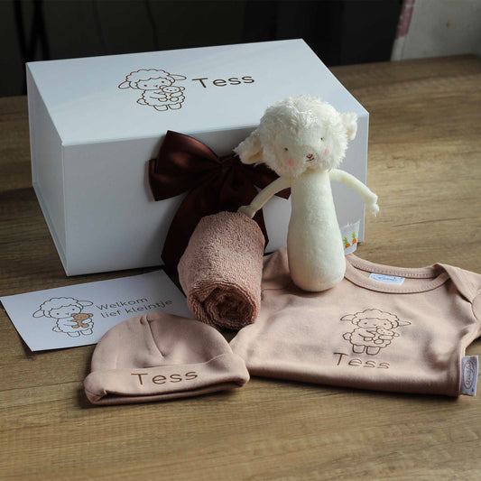 Luxe baby giftbox Lammetje in Pinkstone met gepersonaliseerde romper, mutsje, spuugdoekje en rammelaar