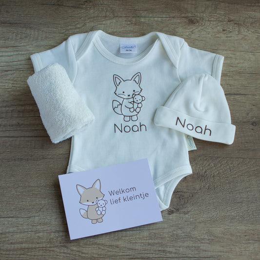 Ecru newborn cadeauset met gepersonaliseerd rompertje en mutsje met naam Noah en vosje, spuugdoekje en bijpassend cadeaukaartje.