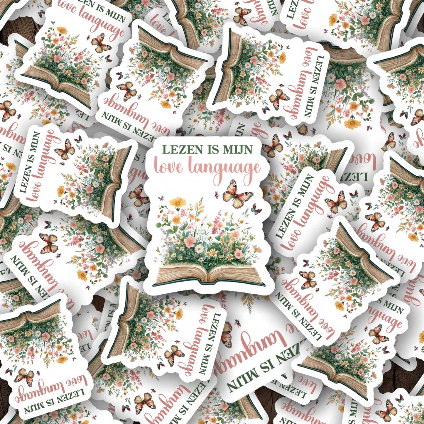 Losse stickers met de tekst Lezen is mijn love language en illustratie van open boek met bloemen en vlinders