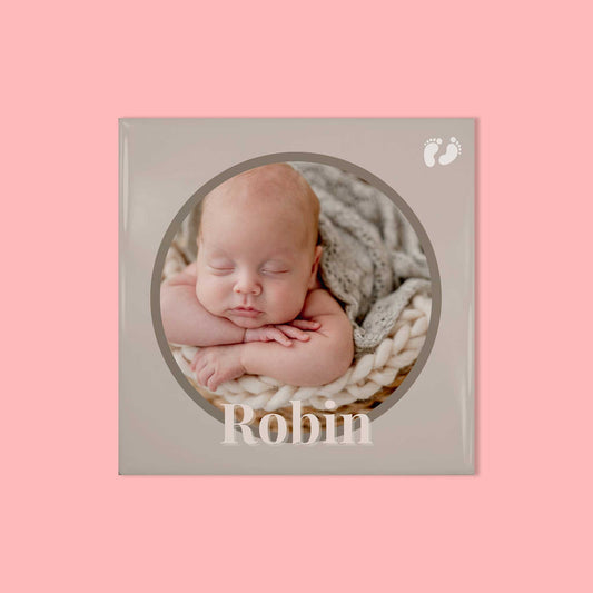 Vierkant keramisch tegeltje met foto van baby Robin en voetafdruk icoontje