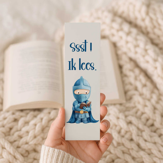 Productfoto van een boekenlegger met de tekst 'Ssst! Ik lees.' en een lezende blauwe ridder die wordt vastgehouden.