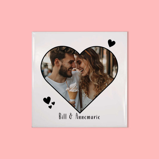 Gepersonaliseerd keramiek tegeltje met hartvormig fotokader en namen - liefdescadeau