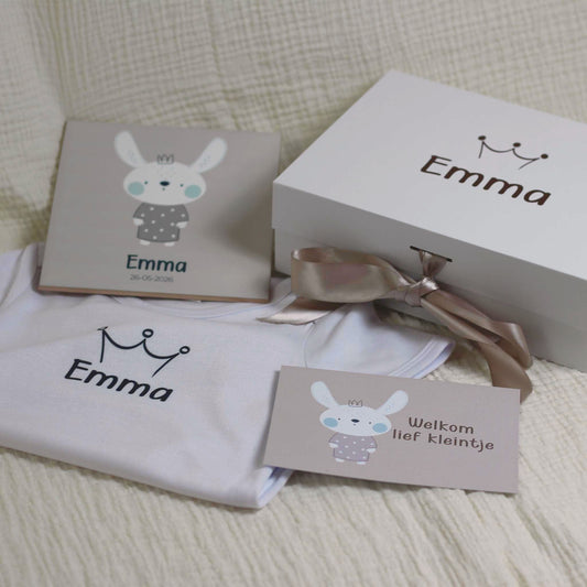Inhoud van baby giftbox met naam met rompertje, tegeltje en cadeaukaartje