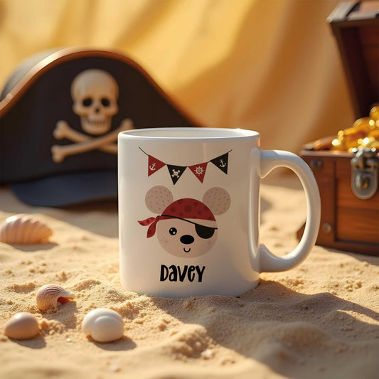 Kinder mok met piraten design en naam gepersonaliseerd, geplaatst in piratenfeest setting met schatkist en gouden munten