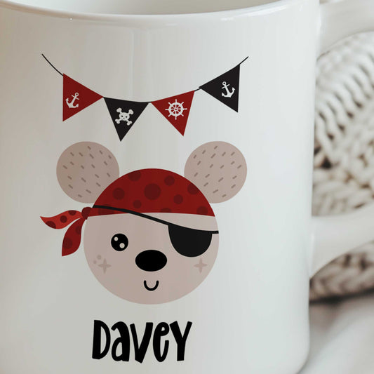 Close-up van een witte mok met de naam Davey en een illustratie van een piratenbeer met ooglapje, rode bandana, schatkist en feestelijke vlaggetjes.