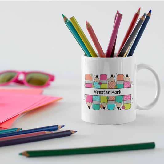 mok met naam meester en illustratie met potloden