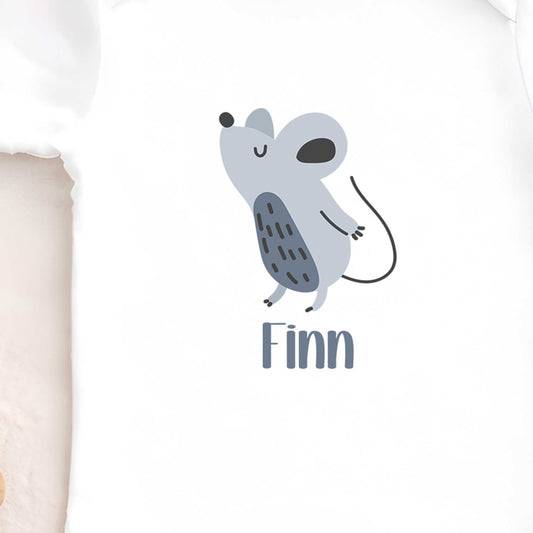 Close-up van de illustratie van een grijze muis met de naam Finn op een witte romper.