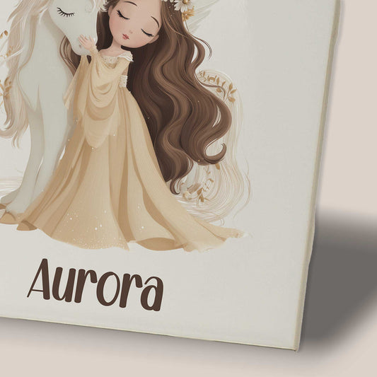 Close-up van een keramisch tegeltje met de beige jurk van de prinses, lang bruin haar en de naam Aurora onder de illustratie.
