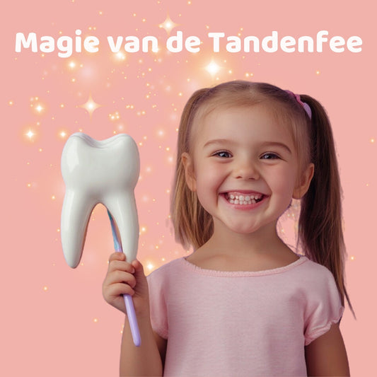 Blij klein meisje met een grote plastic tand, tegen een roze glitterende achtergrond. Ze straalt terwijl ze enthousiast naar de tand kijkt, passend bij het thema van de magie van de tandenfee.