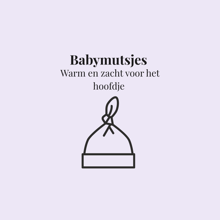 Collectie babymutsjes – zachte babymuts op licht paarse achtergrond