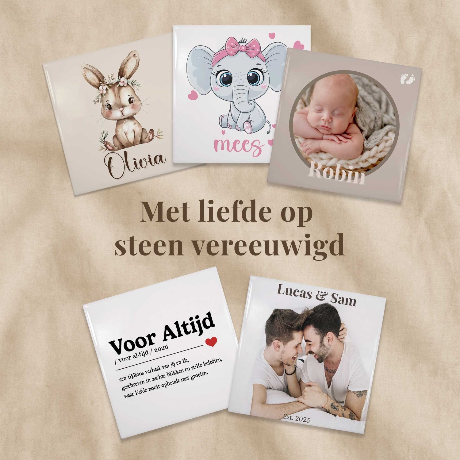 Tegeltjes met naam of foto, liefdevol gepresenteerd op linnen achtergrond met de tekst “Met liefde op steen vereeuwigd”.