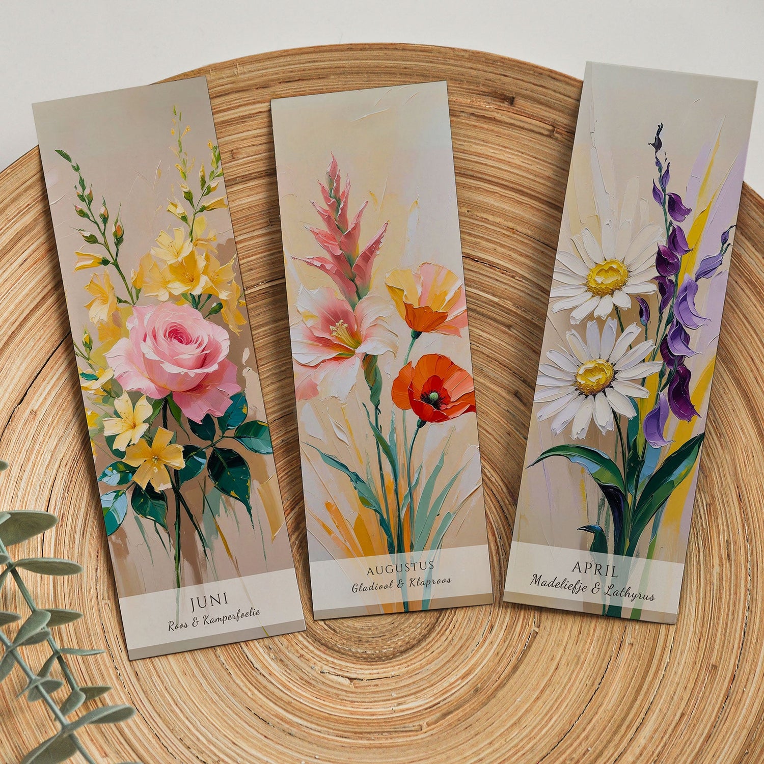 Boekenleggers met geboortebloemen per maand – kunstzinnige illustraties van juni, augustus en april, gedrukt op fotopapier en gelamineerd