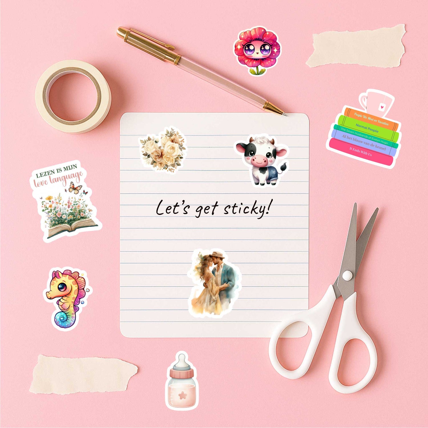 Vrolijke flatlay met roze achtergrond van verschillende schattige stickers, een witte schaar, gouden pen en notitiepapier met de handgeschreven tekst "Let’s get sticky!" – perfect voor snailmail of creatieve postprojecten