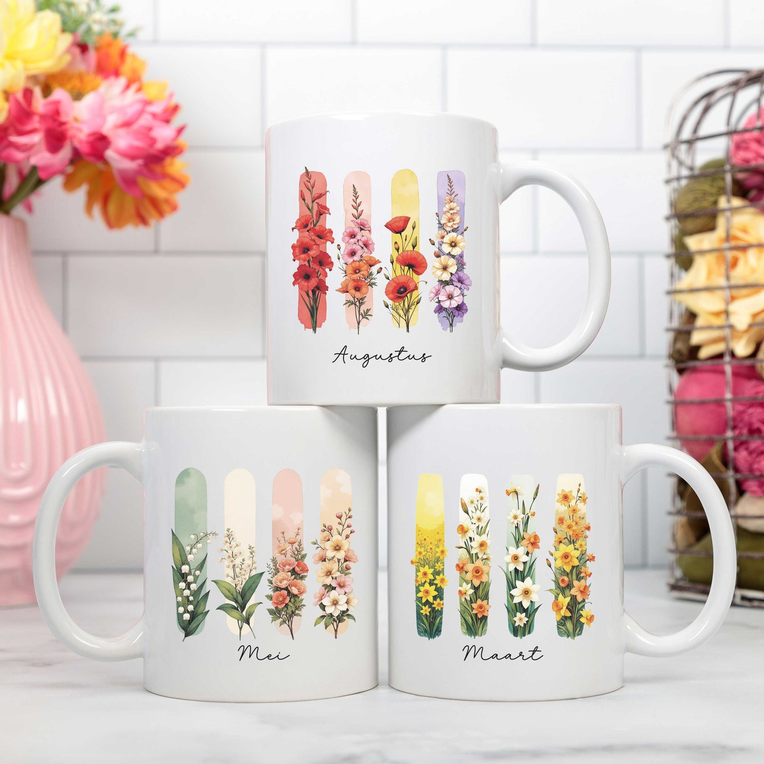 Mokken met geboortebloemen voor maart, mei en augustus in aquarel brusheffect – persoonlijke cadeaus per maand