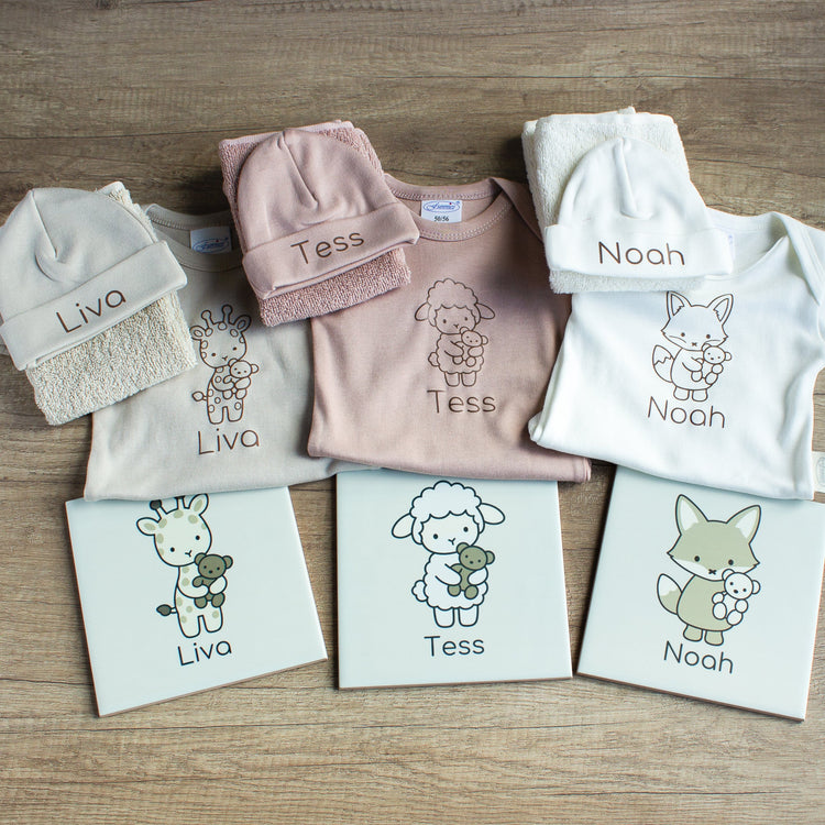 Gepersonaliseerde newborn collectie met rompertjes, babymutsjes en tegeltjes in Ecru, Pinkstone en Sandstone Grey met Vosje, Lammetje en Girafje
