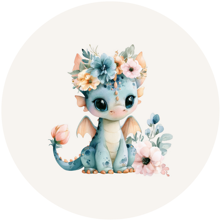Illustratie van een schattig lichtblauw draakje met grote donkere ogen, kleine vleugels en een bloemenkrans van blauwe en zachtroze bloemen op het hoofd. Het draakje zit tussen pastelbloemen en groene blaadjes op een zachte beige achtergrond.