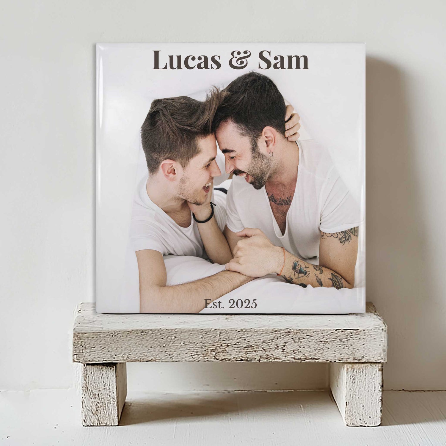 Pride collectie – liefde in alle kleuren met regenboogillustratie op pastel groene achtergrond