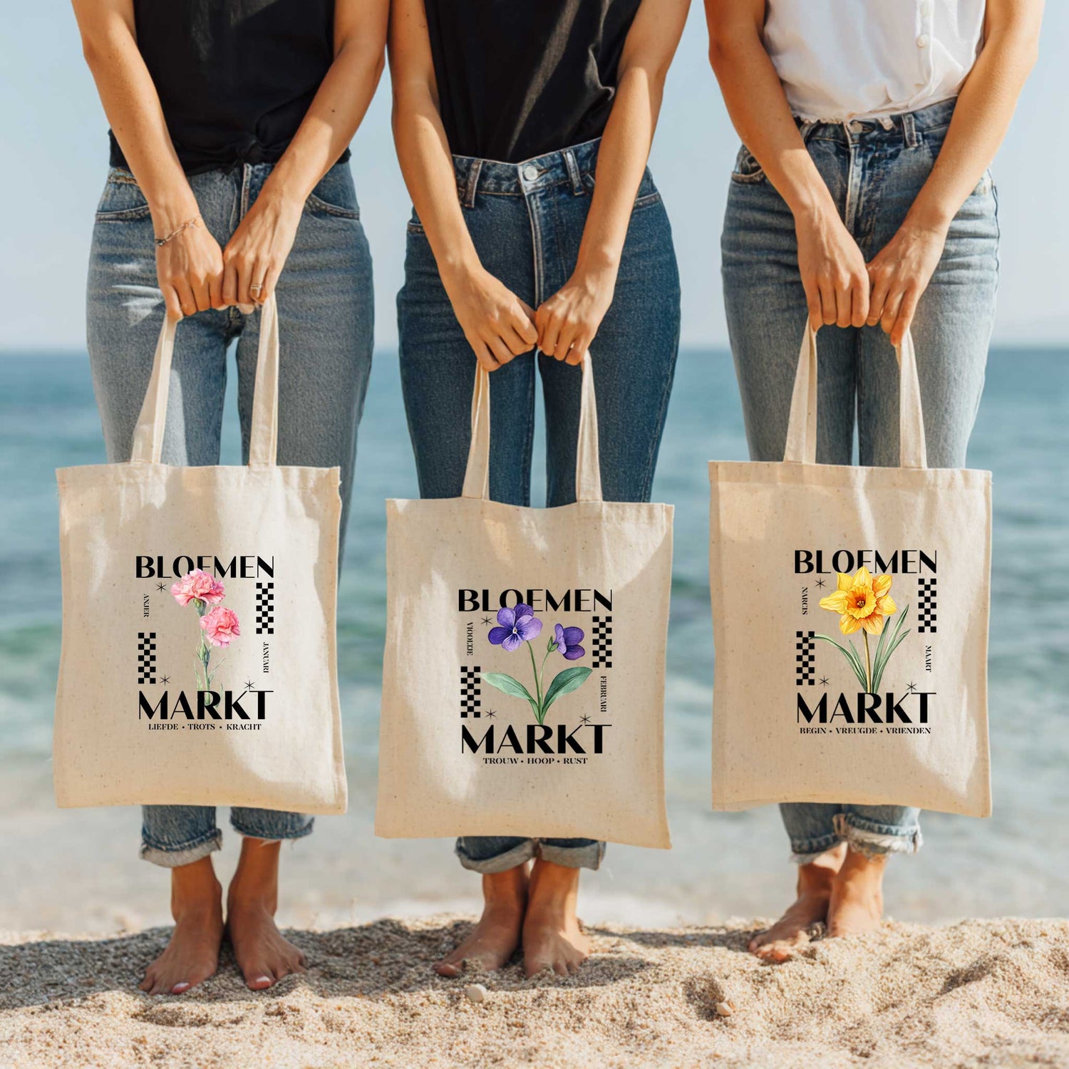 3 vrouwen op het strand met geboorte bloemen totebags