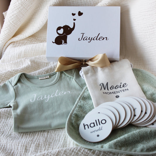 baby giftbox met groen rompertje met naam, slabbetje, mijlpaalschijfjes en linnen zakje in gepersonaliseerde cadeaudoos