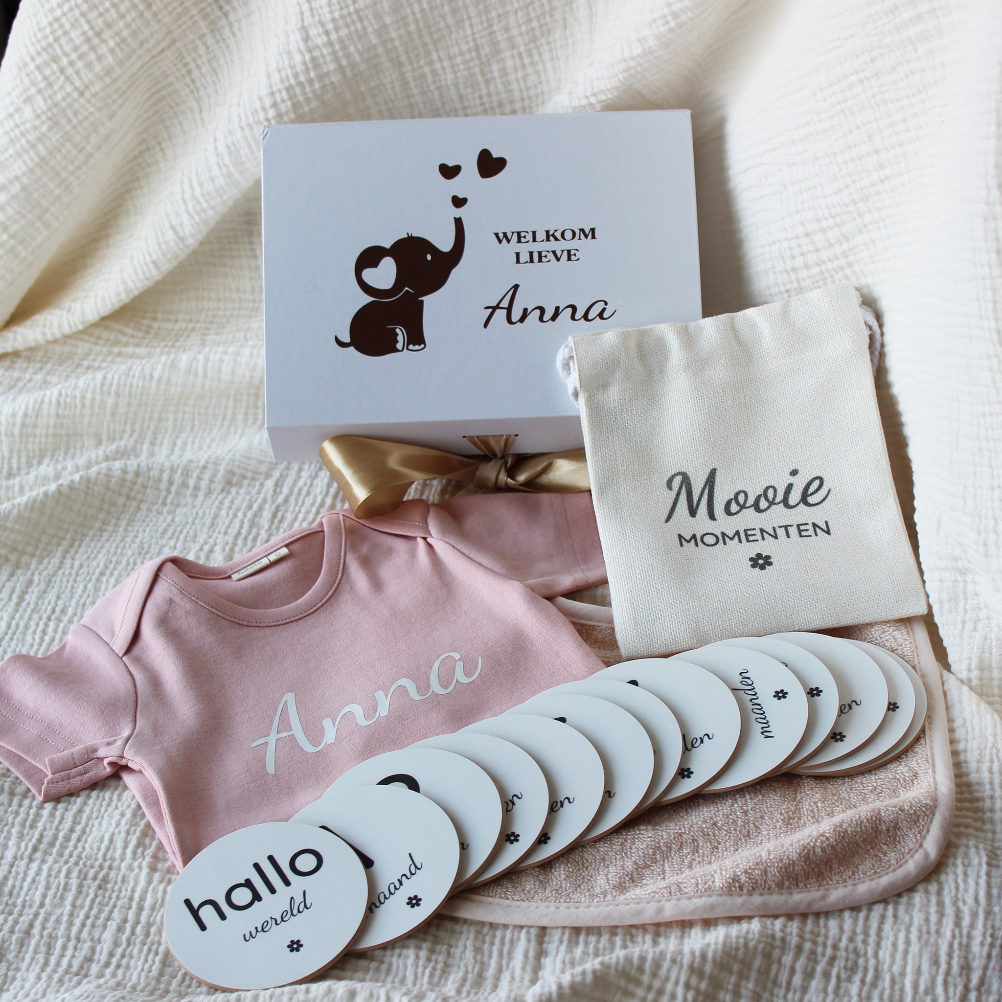 Baby giftbox met naam Anna met roze rompertje, slabbetje, mijlpaalschijfjes en gepersonaliseerde cadeaudoos