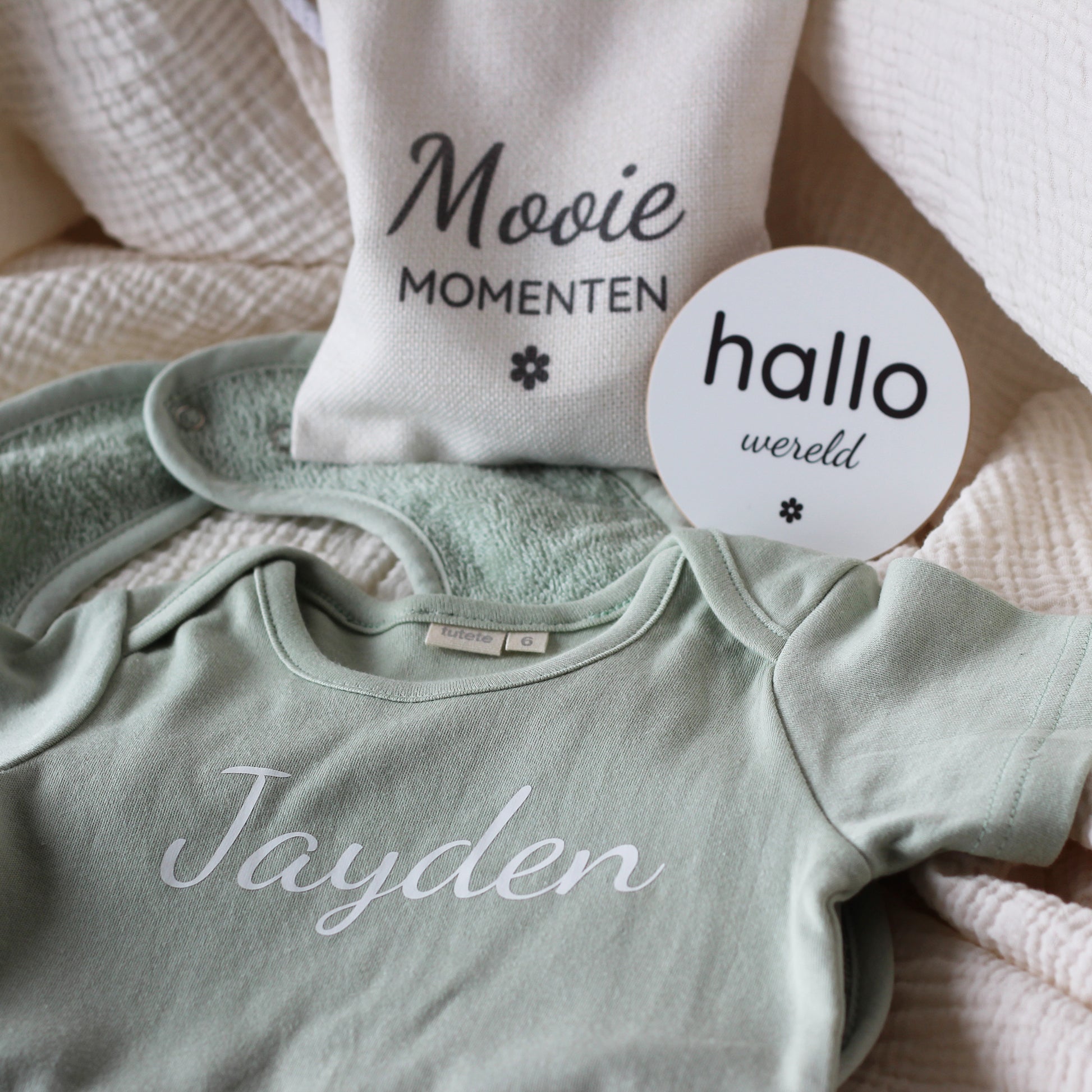 baby giftset met groen rompertje met naam, slabbetje, linnen zakje en mijlpaalschijfjes