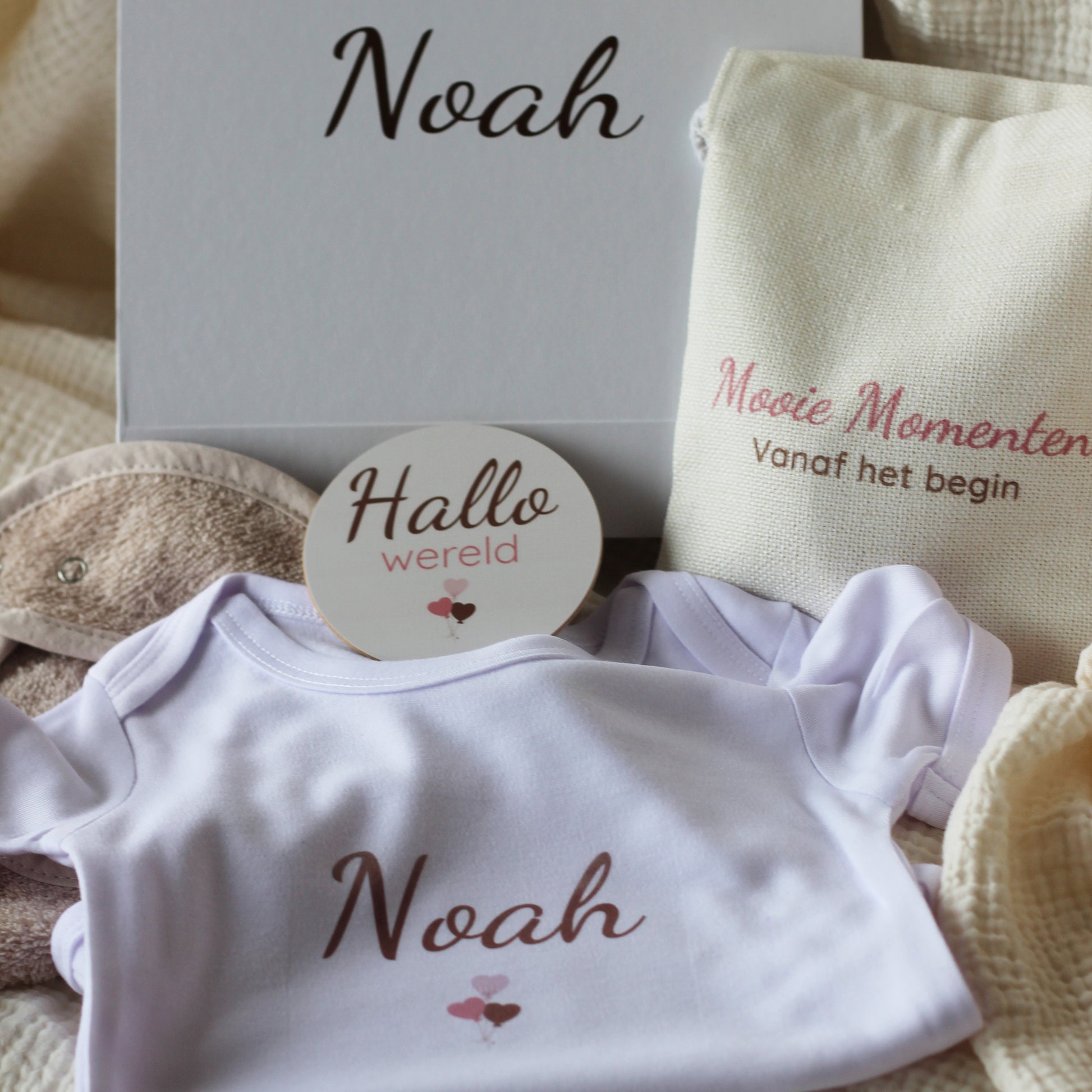 Baby cadeau set met gepersonaliseerd rompertje Noah, mijlpaalschijfjes, beige slabbetje en giftbox met naam Noah