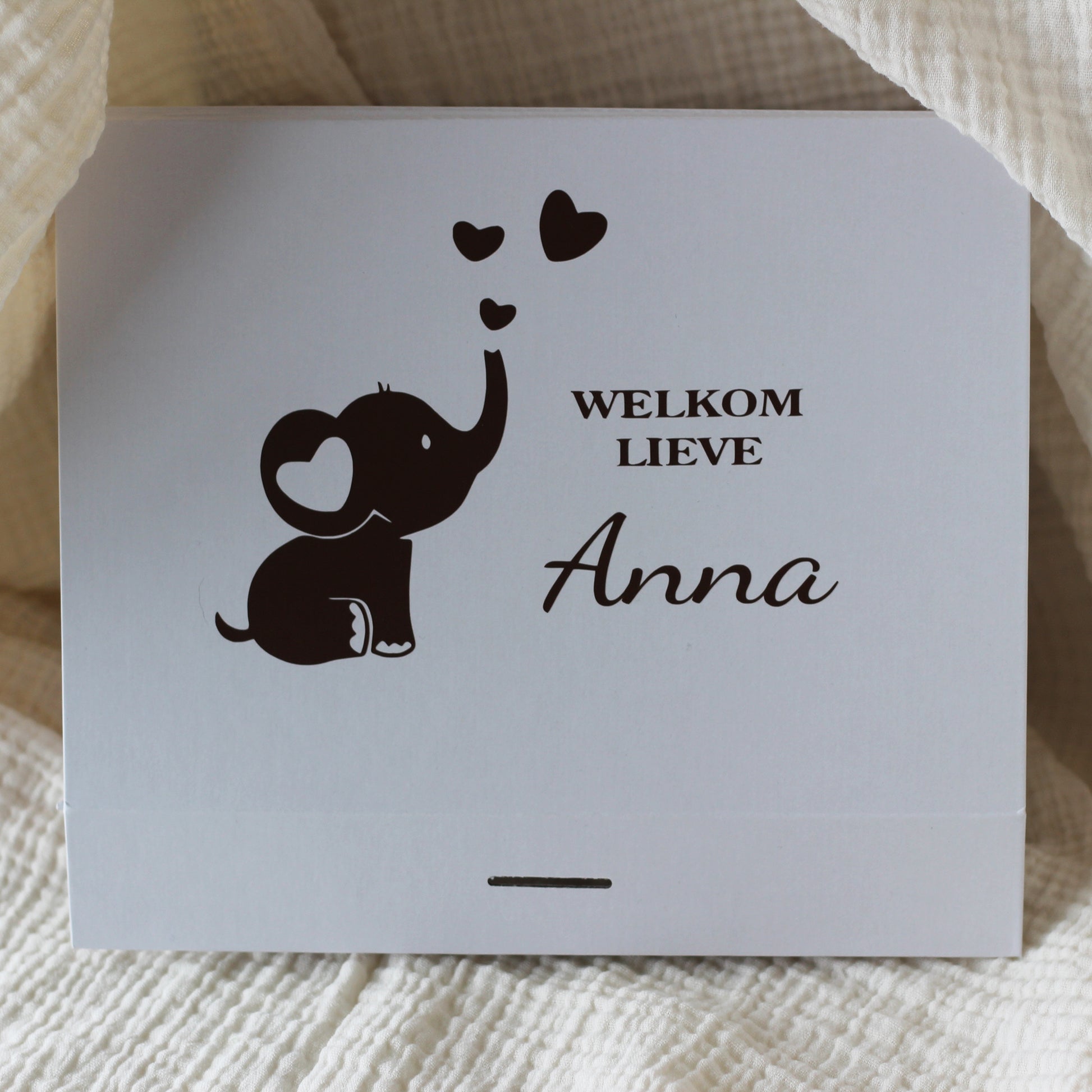 Witte cadeaudoos met olifant illustratie en tekst Welkom lieve Anna
