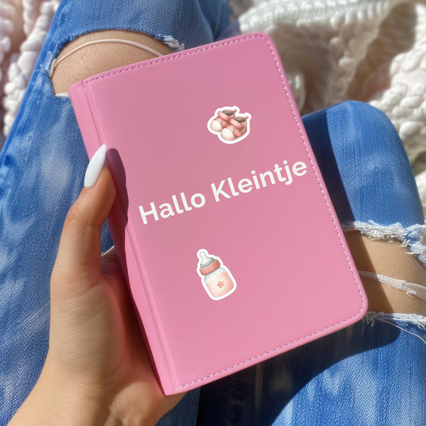 Roze babyboek met baby boho stickers van flesje en schoentjes, tekst 'Hallo Kleintje