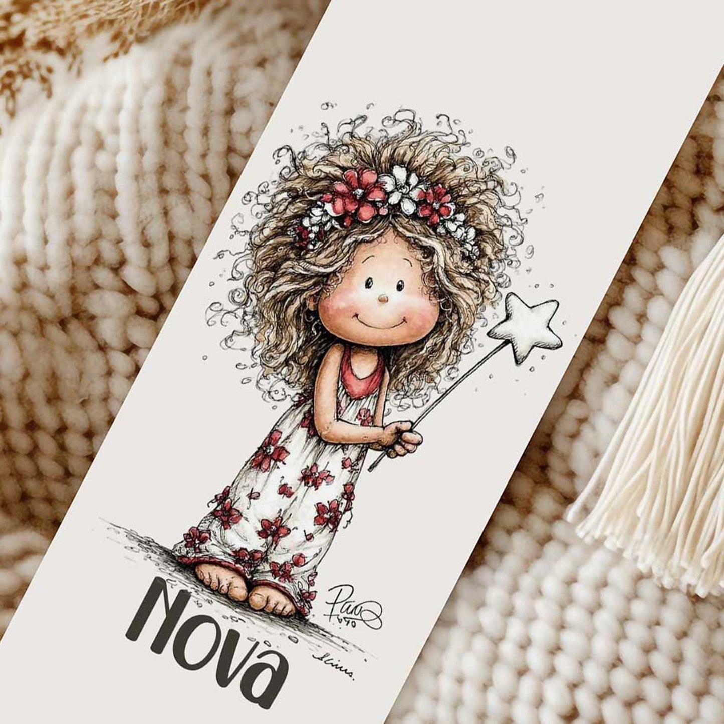 Close-up van een boekenlegger met naam Nova en illustratie van een fee met bloemenkrans en toverstaf