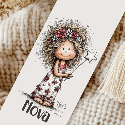 Close-up van een boekenlegger met naam Nova en illustratie van een fee met bloemenkrans en toverstaf