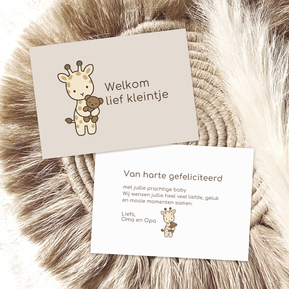 Voor- en achterkant van een cadeaukaart met girafje, de tekst ‘Welkom lief kleintje’ en ruimte voor een persoonlijke boodschap.