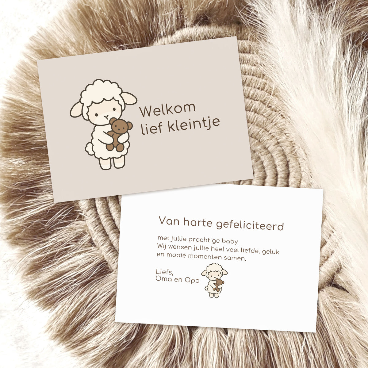 Cadeaukaart Lammetje met illustratie en tekst ‘Welkom lief kleintje’, met voorbeeld van de persoonlijke boodschap op de achterzijde.