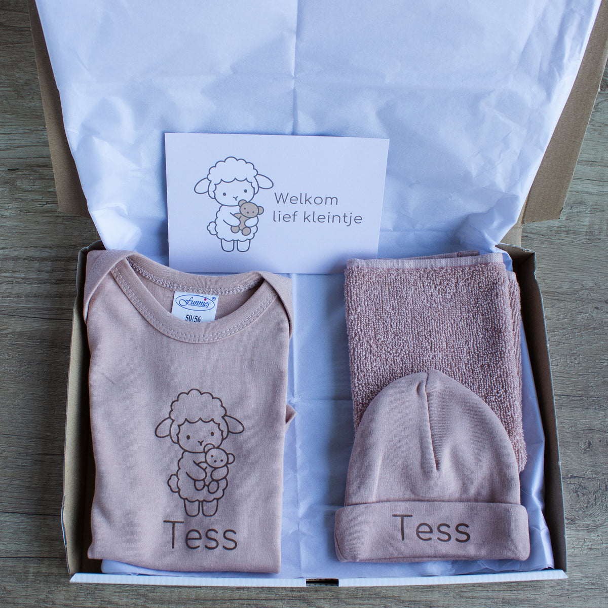 Open newborn cadeauset Lammetje in pinkstone met gepersonaliseerde romper en muts met naam Tess, spuugdoekje en kaartje ‘Welkom lief kleintje’.