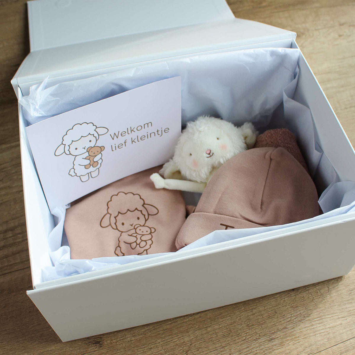Open luxe baby giftbox Lammetje met Pinkstone babytextiel, rammelaar en persoonlijk kaartje