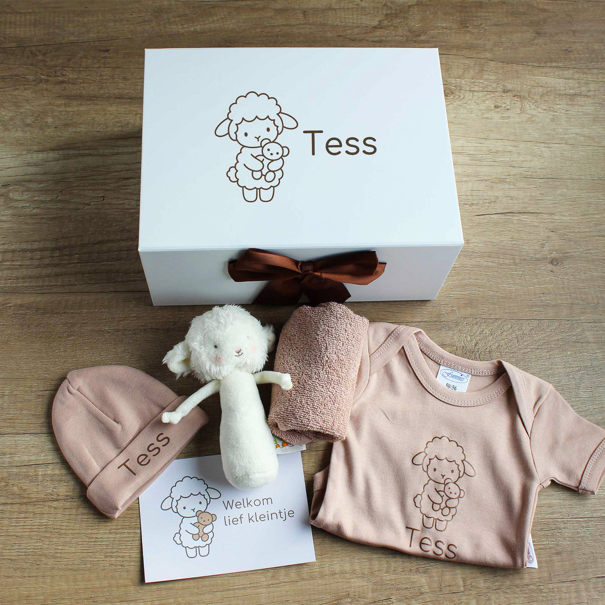 Luxe gepersonaliseerde baby giftbox Lammetje met naam, Pinkstone romper, mutsje, spuugdoekje, rammelaar en kaartje