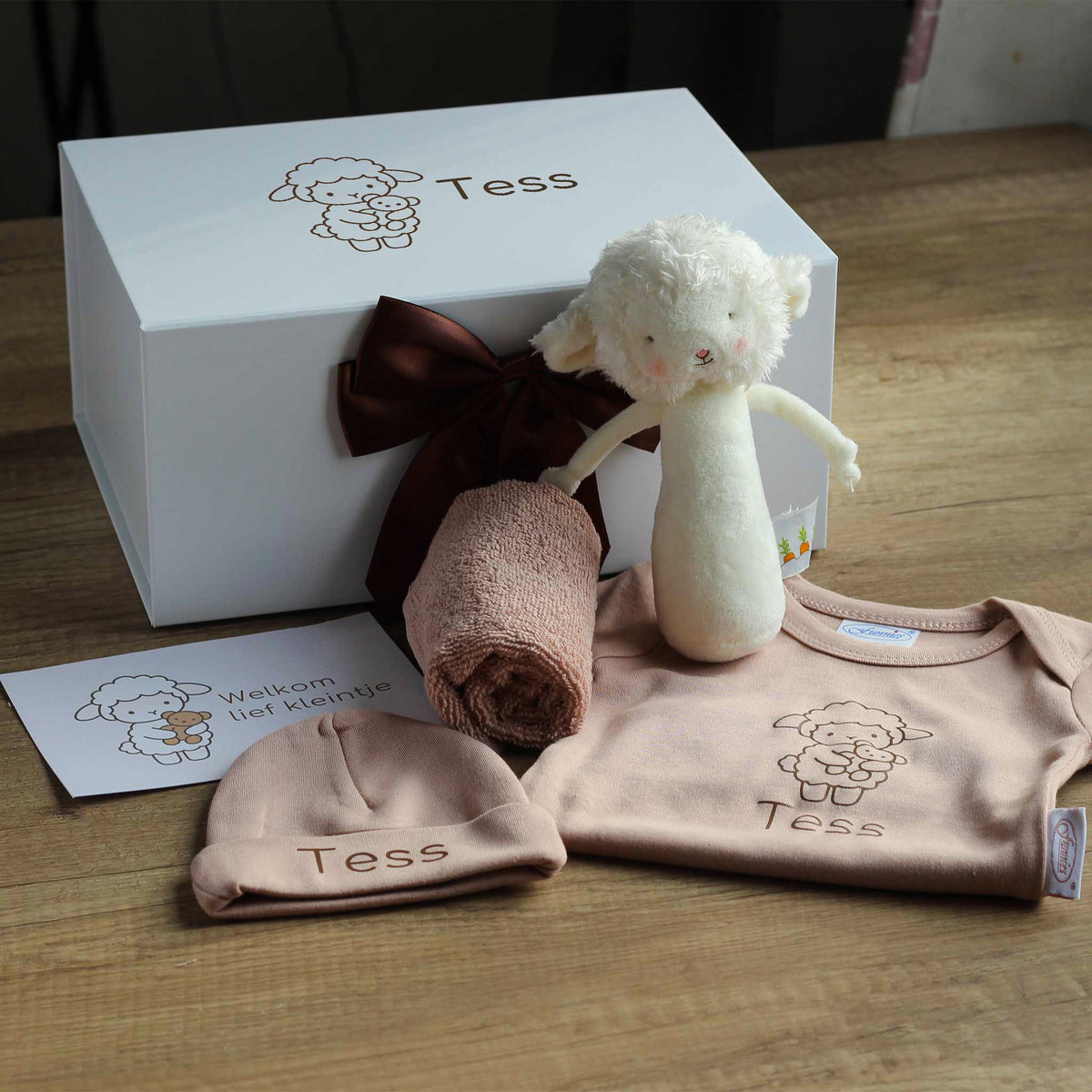 Luxe baby giftbox Lammetje in Pinkstone met gepersonaliseerde romper, mutsje, spuugdoekje en rammelaar