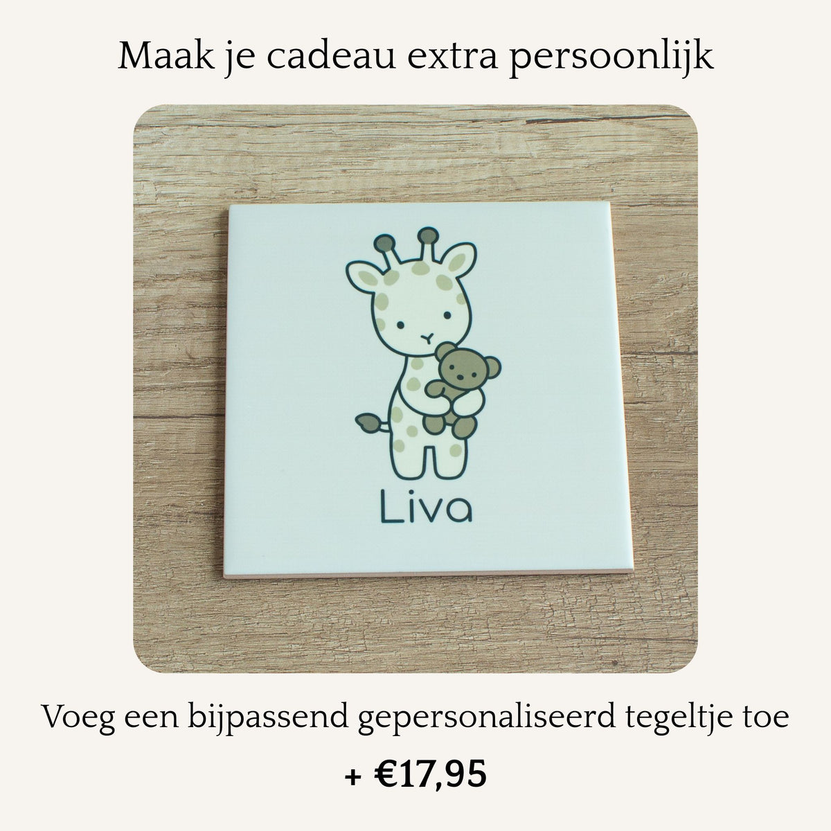 Optionele toevoeging bij de luxe babycadeauset: gepersonaliseerd tegeltje met een girafje dat een beertje vasthoudt en de naam Liva. Bovenaan staat ‘Maak je cadeau extra persoonlijk’ en onderaan ‘Voeg een bijpassend gepersonaliseerd tegeltje toe + €17,95’.
