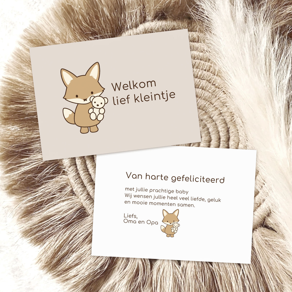 Voor- en achterkant van het bijpassende geboortekaartje uit de luxe baby giftbox Vosje. De voorkant toont een vosje met beertje en de tekst ‘Welkom lief kleintje’; op de achterkant staat een persoonlijke felicitatie met ruimte voor de namen van de gevers.