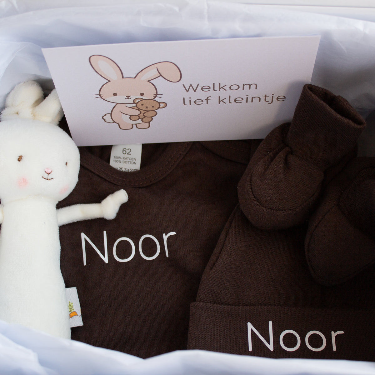 inhoud van de chocolade bruine giftbox met naam noor en wit konijntje