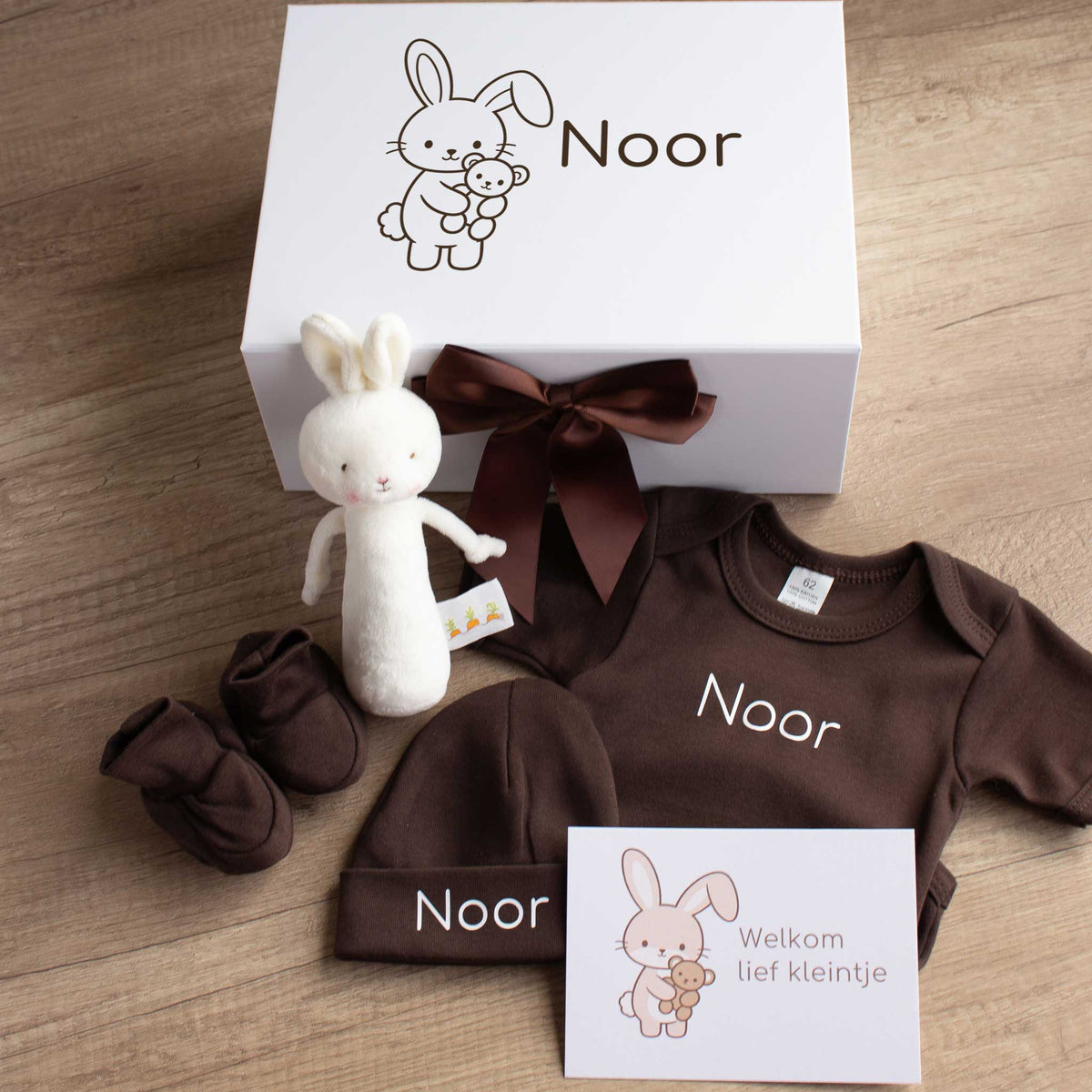 Luxe baby giftbox Konijntje Chocolate met gepersonaliseerde witte bewaardoos, bruin rompertje, mutsje, slofjes, rammelaar en kaartje