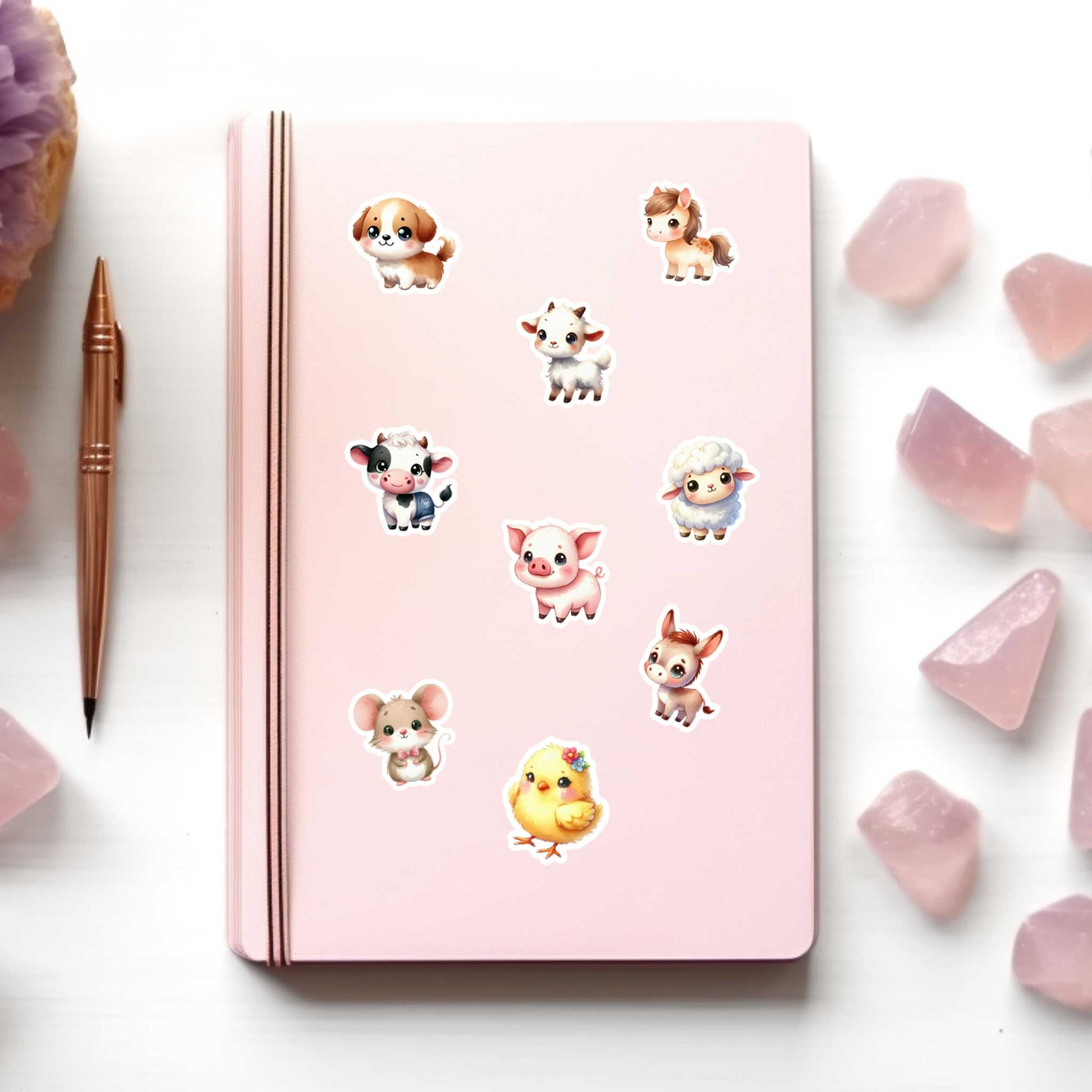 Kawaii boerderijdieren stickers op roze notebook – 9 schattige diertjes in kawaii-stijl