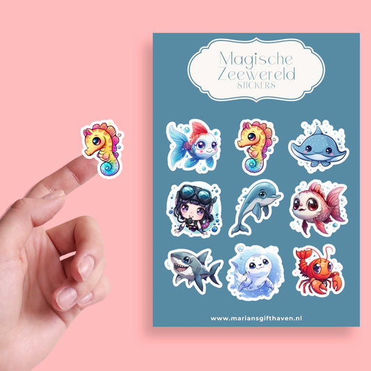 Stickersheet 'Magische Zeewereld' met 9 kawaii zee-dieren stickers en voorbeeld op vinger