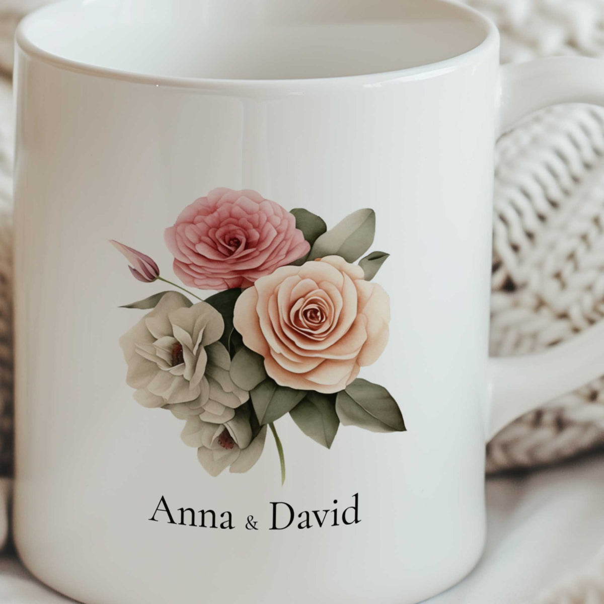 Close-up van gepersonaliseerde bruiloft mok met roze rozen en namen Anna en David