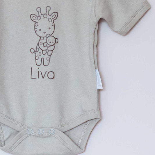 Close-up van Sandstone Grey babyromper met lijntekening van een giraf en de gepersonaliseerde naam eronder