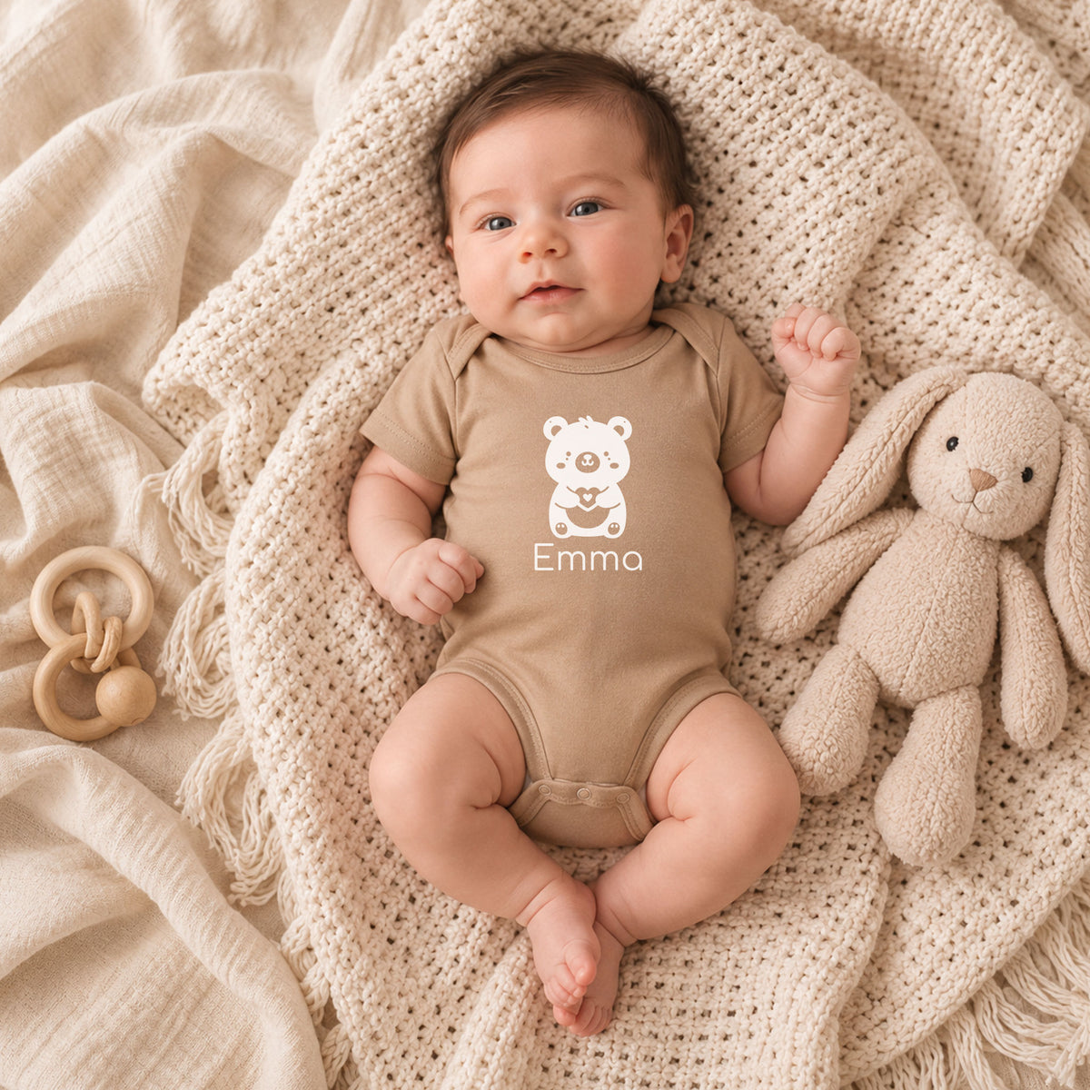 Babyrompertje met naam en wit beertje in lichtbruin als kraamcadeau