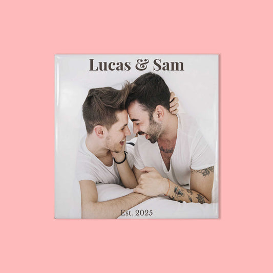 Keramisch tegeltje met foto van twee mannen die elkaar aankijken – gepersonaliseerd met namen en jaartal Est. 2025