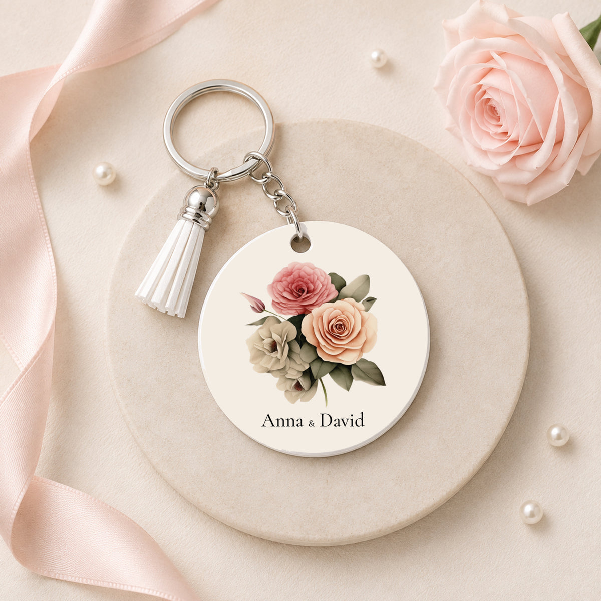 Gepersonaliseerde ronde sleutelhanger voor bruiloft met rozen, twee namen en witte kwast