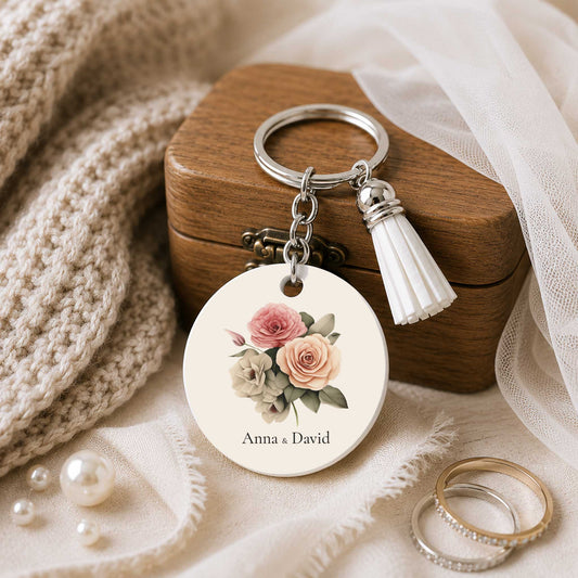 Gepersonaliseerde sleutelhanger met rozen en twee namen bij trouwringen en houten doosje