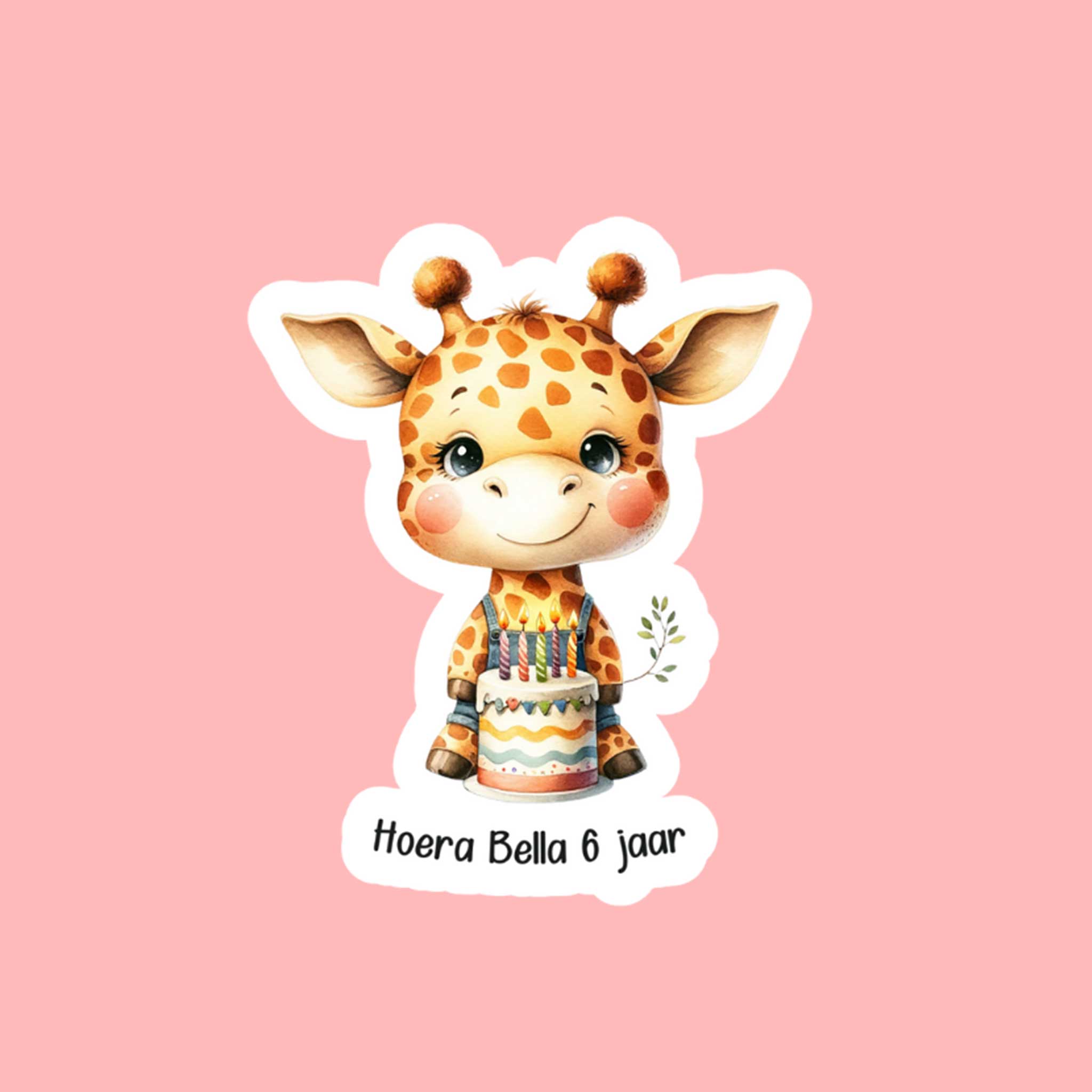 Schattige giraffe met verjaardagstaart en de tekst ‘Hoera Bella 6 jaar’ als contour-sticker op roze achtergrond, witte rand zichtbaar
