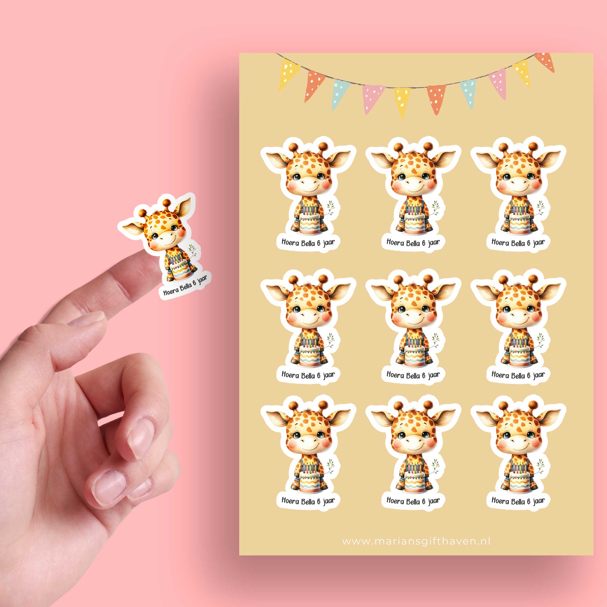 A5-stickervel met 9 giraffe-verjaardagsstickers ‘Hoera Bella 6 jaar’, beige vel met slinger bovenaan.